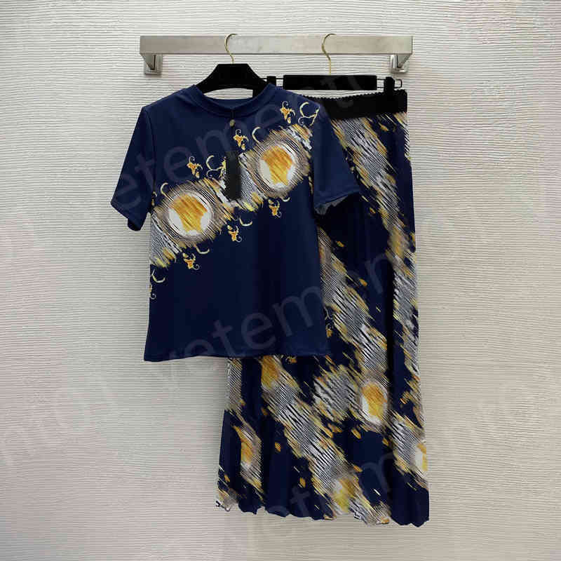 

Designer Women Two Piece Dresses Medusa Portrait Print Slim Short Sleeve T Shirt Top Stretch Waist Pleated Skirt Vintage Style Luxury Brand Clothing