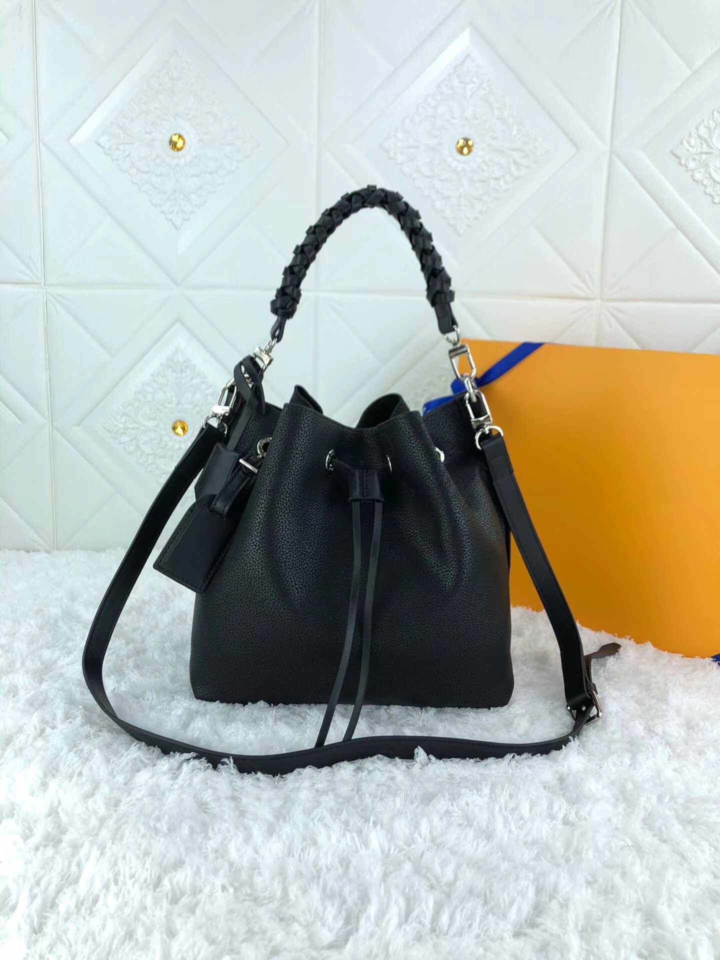

Wholesale Vert Lagon Muria Drawstring Bucket WOMEN Small Cowhide Genuine Leather Perforated The Woven Handle Shoulder Bags M55800, Blue