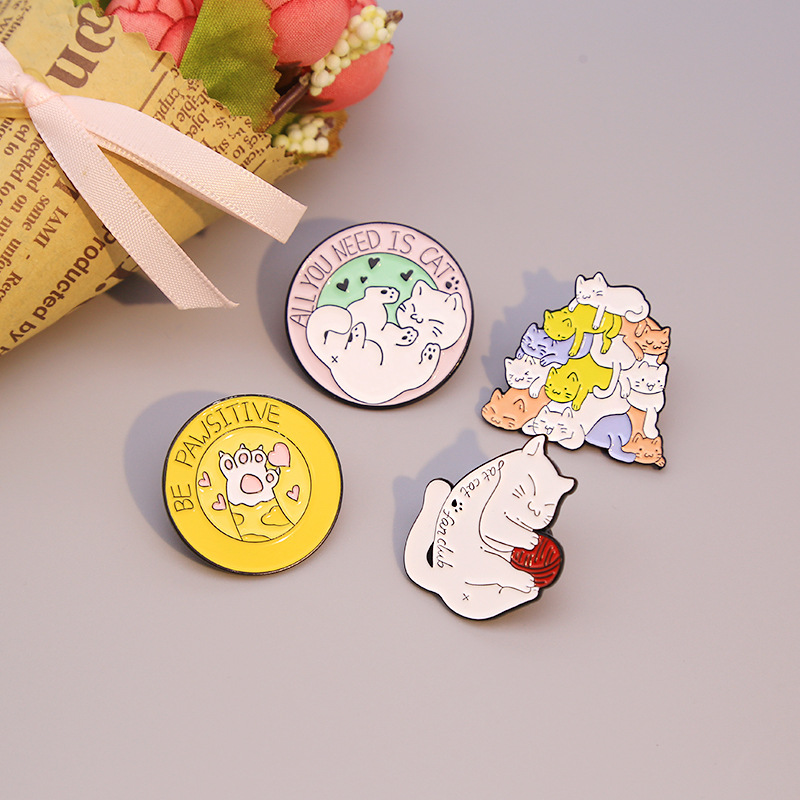 

Cat paw cartoon Animal Brooch kittens are stacked together white cats play with wool ball BADGE enamel brooch