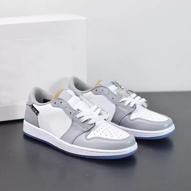 

Jumpman 1 Running Shoes High Light Smoke Grey Black Obsidian UNC White Chicago Men Women Sneakers, Color 23