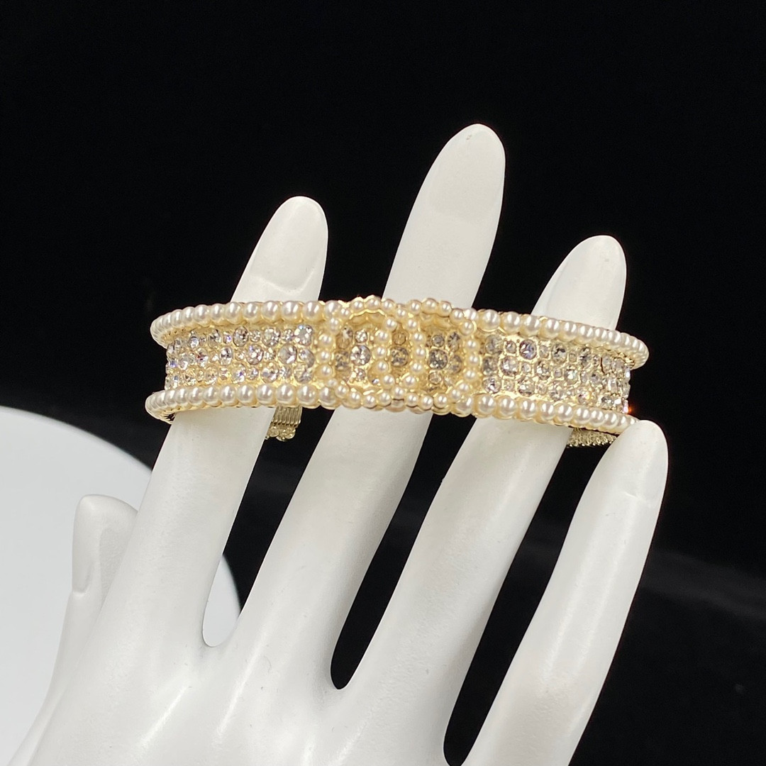 

High Quality Luxury Bracelet Design Earrings Stud Earrings Elegant Fashion Ladies Jewelry Girls0