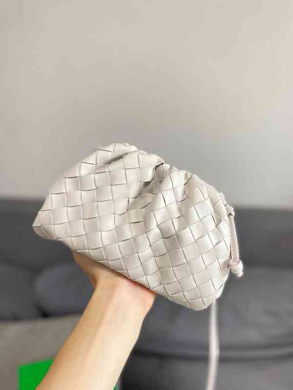 

Venetas Bottegas Cowhide Hand Woven Women's Messenger Bag J3RG, Black mini 22cm