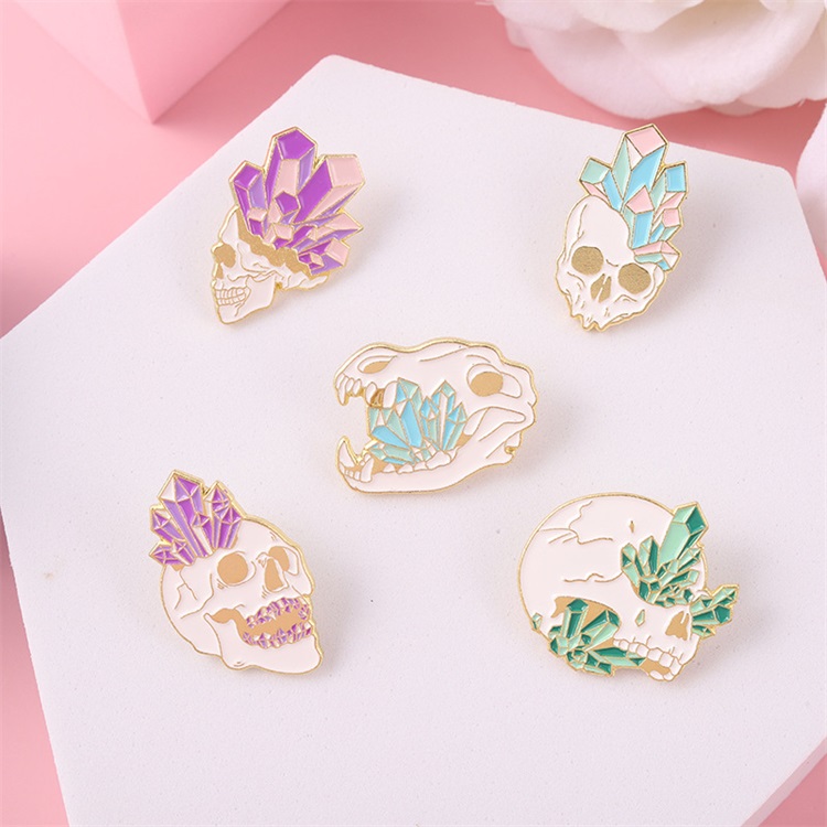 

Customized Color Diamond Skull Brooch Men Women Jewelry Alloy Hard Enamel Pin Charms Bulk Insignia Pin Manufacture Punk Badge Brooches 1221 D3