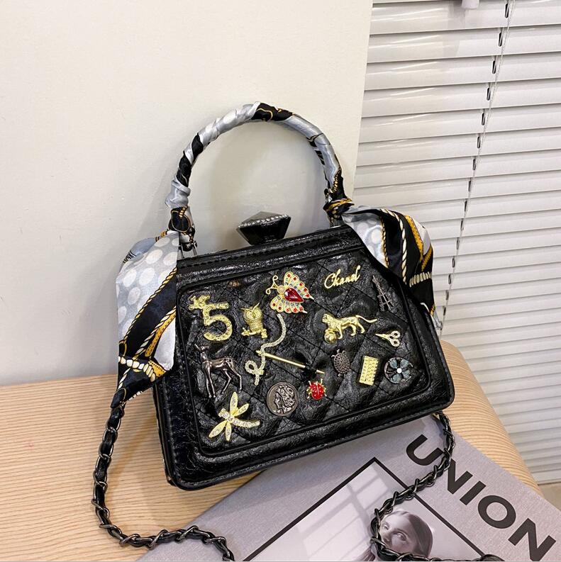 

Wholesale ladies leather shoulder bags weight technology diamond handbag sweet hardware decoration hard box chain bag personality 4 styling rivet backpack, Black4-6852