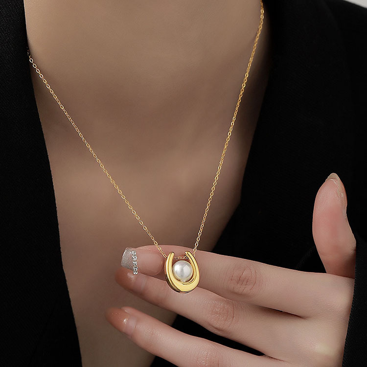

Light Luxury Pearl Necklace Female Minority Design Golden shaped Pendant Fashion Temperament Cool Wind Clavicle Chain