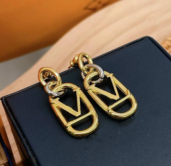 

Charm Stud lvssletter Luxury chain earrings new designer French simple classic fashion earrings metal wind with box engagement bijoux cjewelers