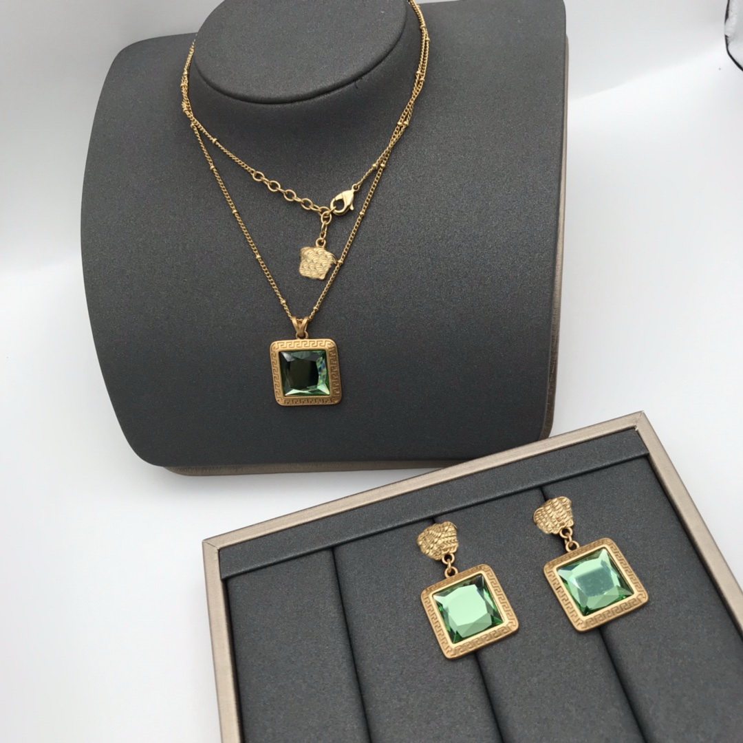 

Women's Top Brass Chain Necklaces with Green Crystal Pendant Gem Earring Greece Meander Pattern Set Banshee Medusa Head Portrait 18K Gold plated Designer Jewelry, Golden