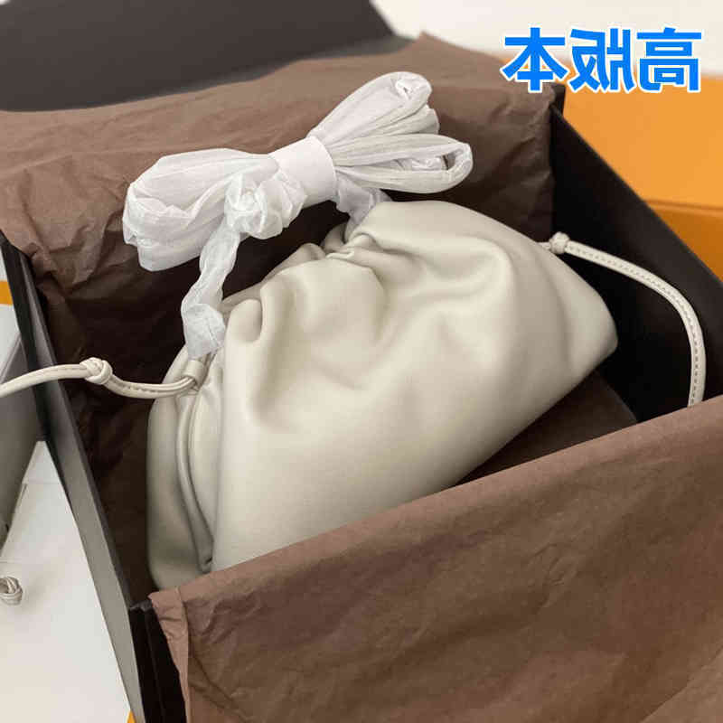 

Handbags Venetas Designer Bottegav Fold the Cloud Same Leather High-end Small Women's Messenger Bag One Shoulder Dumplings