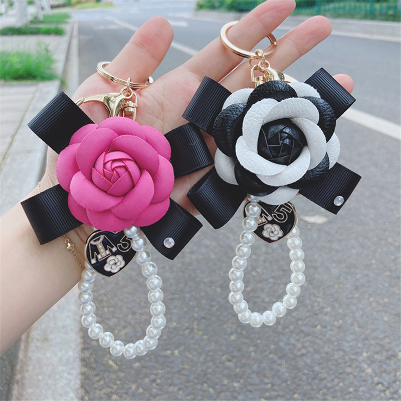 

Women Designer Keychains Bow Camellia Imitation Pearl Key Rings Chain PU Leather Rose Flower 5 Bag Pendant Accessories Fashion Heart Charms Jewelry Keyring Holder