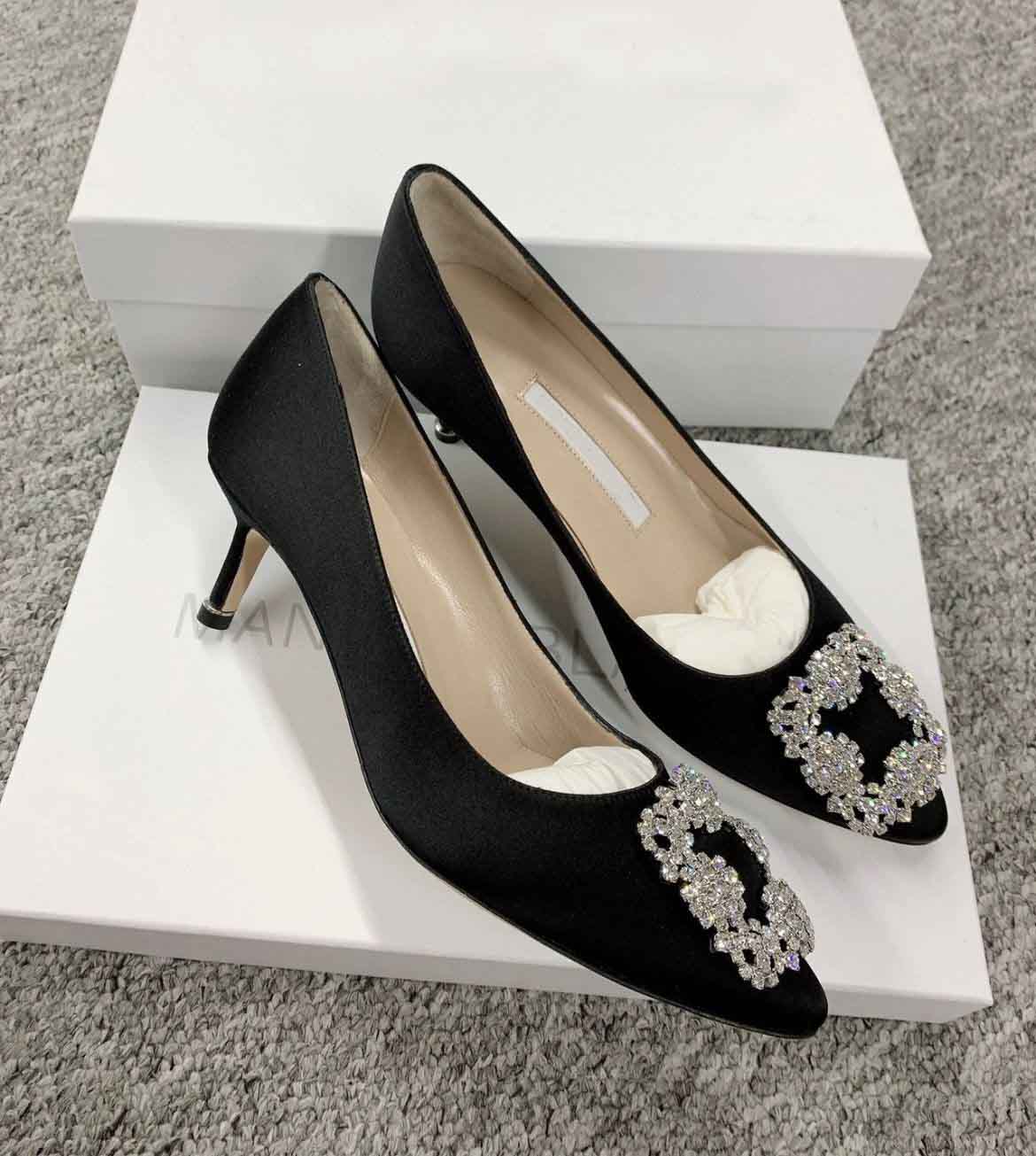 

Top Luxury Summer Hangisi Women Dress Pumps Shoes Shiny Satin Crystal Jewel Buckle High Stiletto Heels Perfect Party Wedding Bridal EU35-42