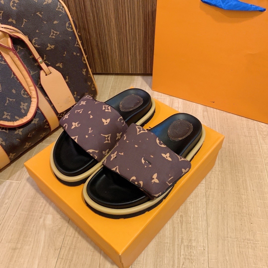 Nouveau designeur Femmes Sandale Esprit Esprit Escépandre Pantoufle Mule Sexy Summer Plat Chaussons Chaussons Diapositives Flip Flops Femme Beach