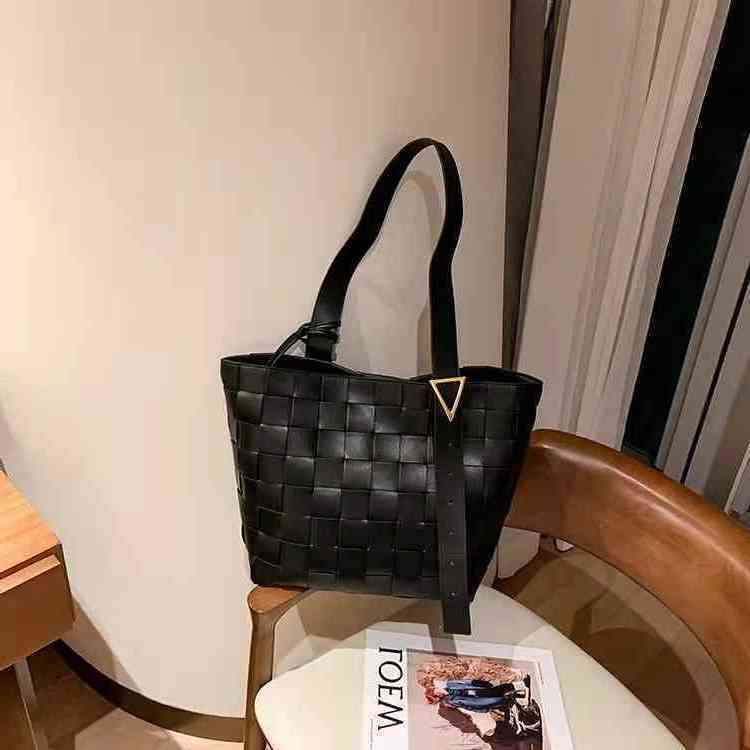 

Bottegav Venetas Handbag fashion woven large capacity portable single shoulder underarm style shopping bag, Black