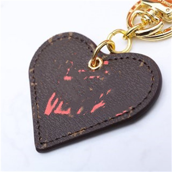 

Personalized design lovely heart keychain Heart handmade leather key ring Pendant for lover's bag Holiday gift keychains