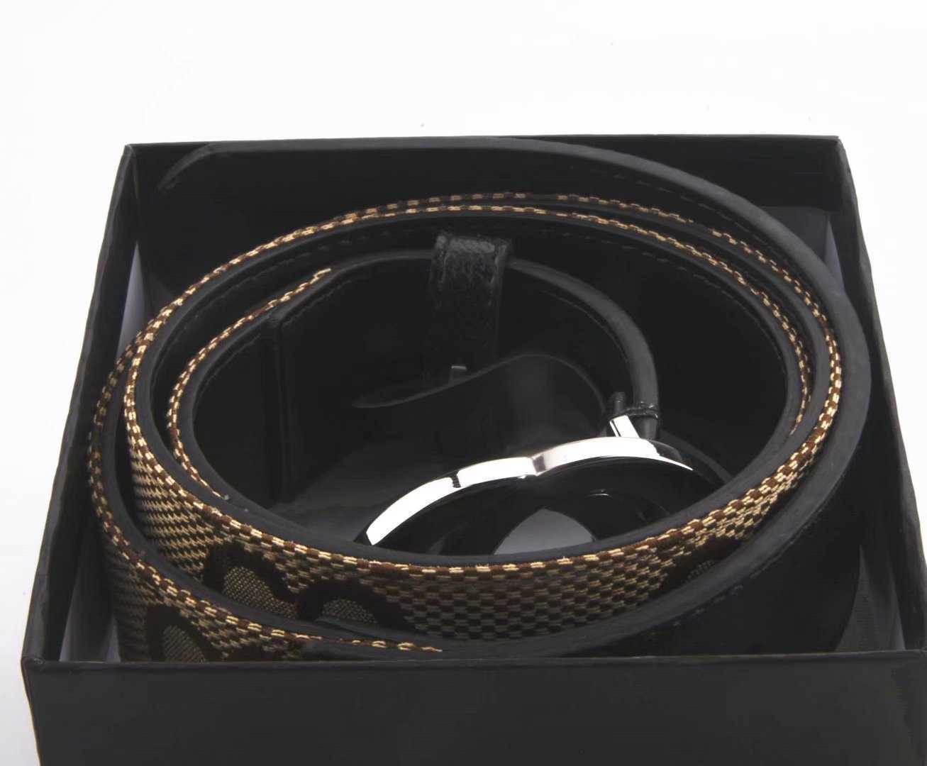 2022 Fashion Designer Belt Accessoires de luxe de haute qualité Boucle dorée de haute qualité pour hommes et femmes jeans de sangle de hanche Lar