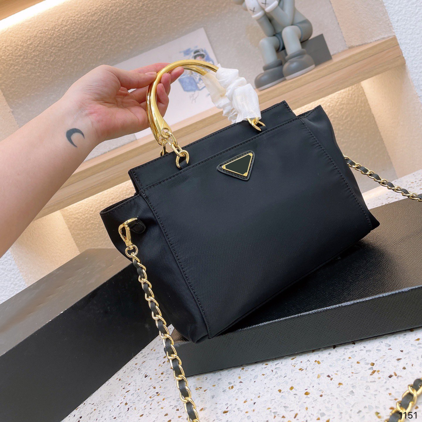 

Designer Bags Women Shoulder Bags Golden Chain Messenger Bag Fashion CrossBody Handbag Ladies Parachute Bag Purse New, Black