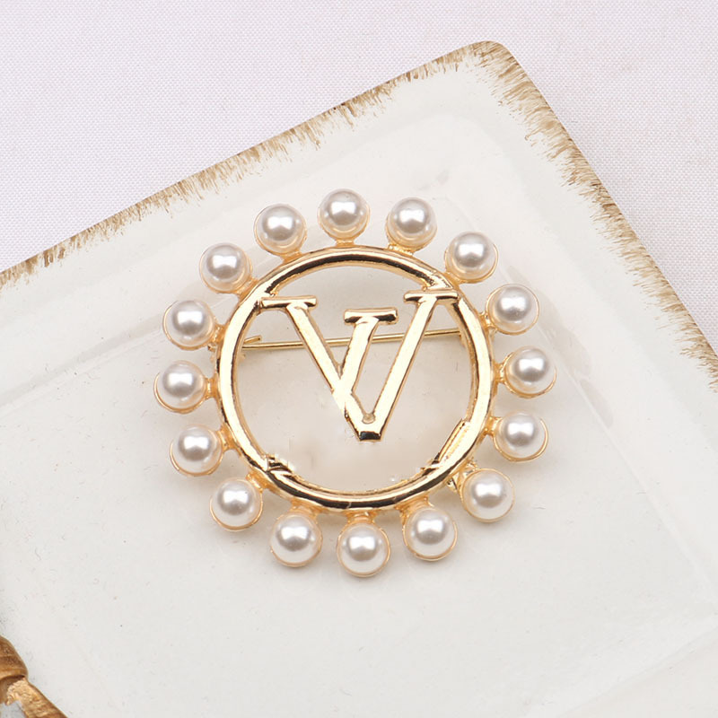 Individualité Plaqué Or Marque Designer Lettres Broche De Mode Femmes Célèbres Lettre Ronde Perle De Luxe Couples Cristal Strass Costume Broche B