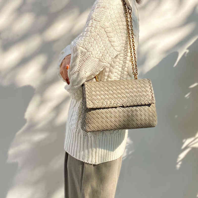 

2021 Trend Women Real Genuine Leather Shoulder Bags Fashion Wild Gold Chain Weave Crossbody Bag Designer Female Hasp Handbag G220421, Apricot