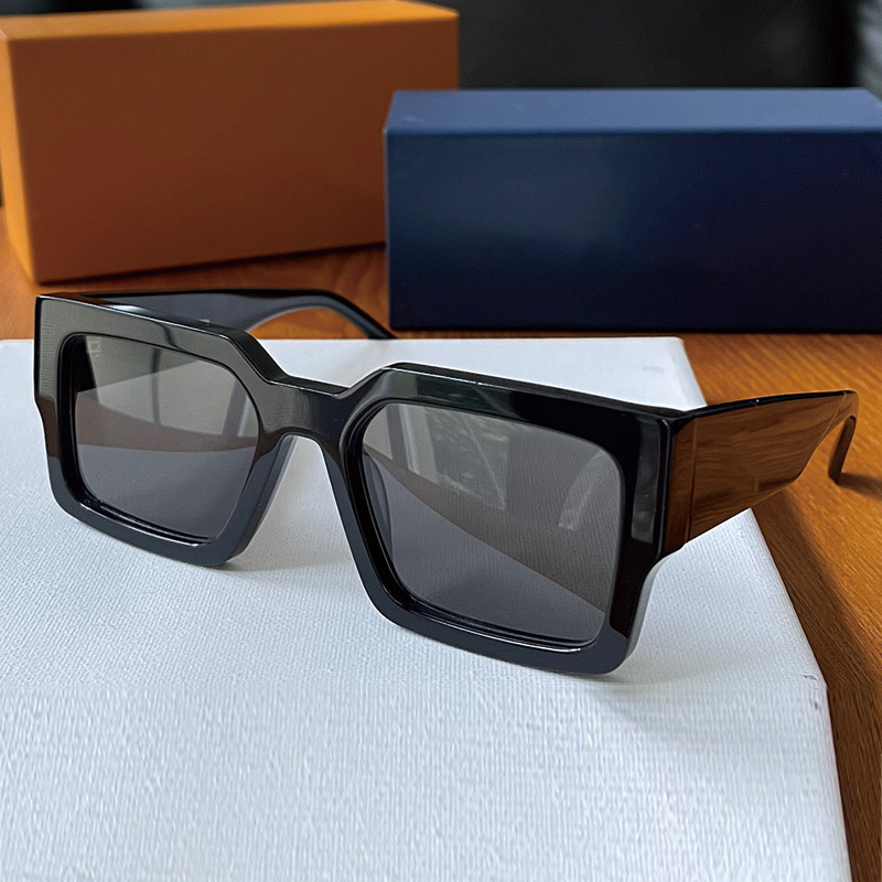 

The popular mens and womens CLASH SQUARE sunglasses Z1580 are added to the 2022 spring or summer Men glasses series wide frame sets a modern tone with an original box