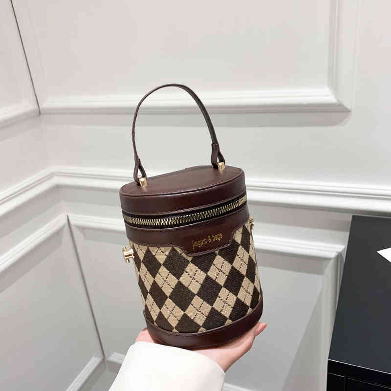 2022 Spring New Leopard Splicing Backet Sac Version Personnalized Trend Single Single Cross Messenger Cylinder Femelle Cosmetic Sacs For Women Me