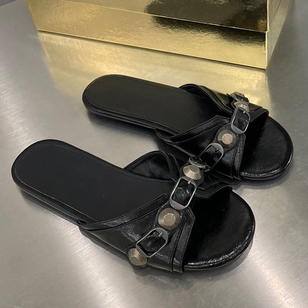 

CAGOLE SANDAL Slippers Cagole sandale in black Arena lambskin vamp with metal accents to accentuate the fashion sense famous designer sandals slipper, Shipping supplement
