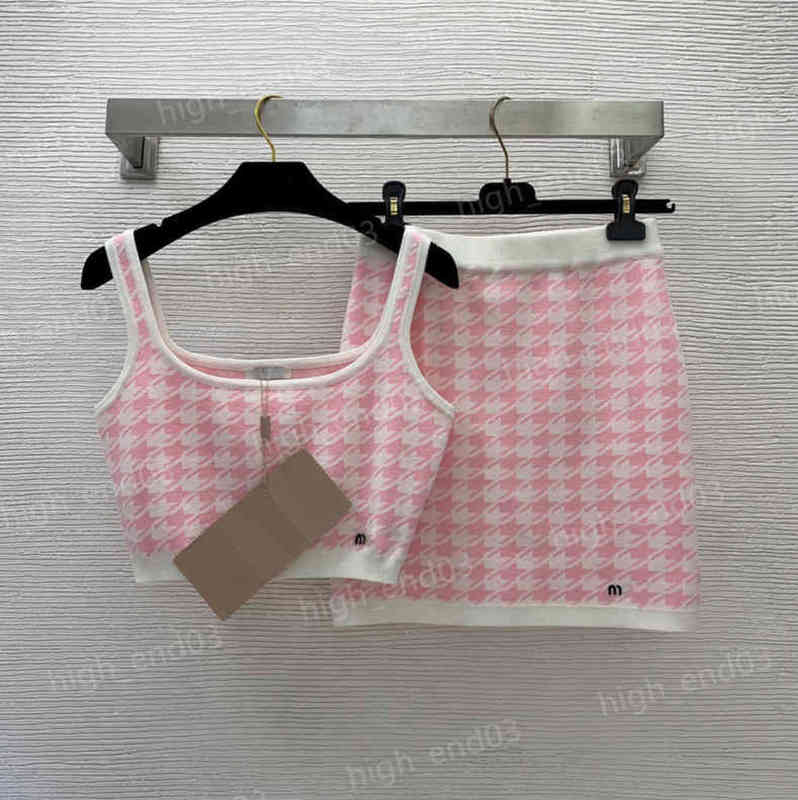 

Womens Knitt Two Piece Dress Designer Tracksuits Miu Fashion Brand Vest Sling Top Letter Logo Embroidered Knit Skirt Sets Women Clothing Luxury Apparel 0912