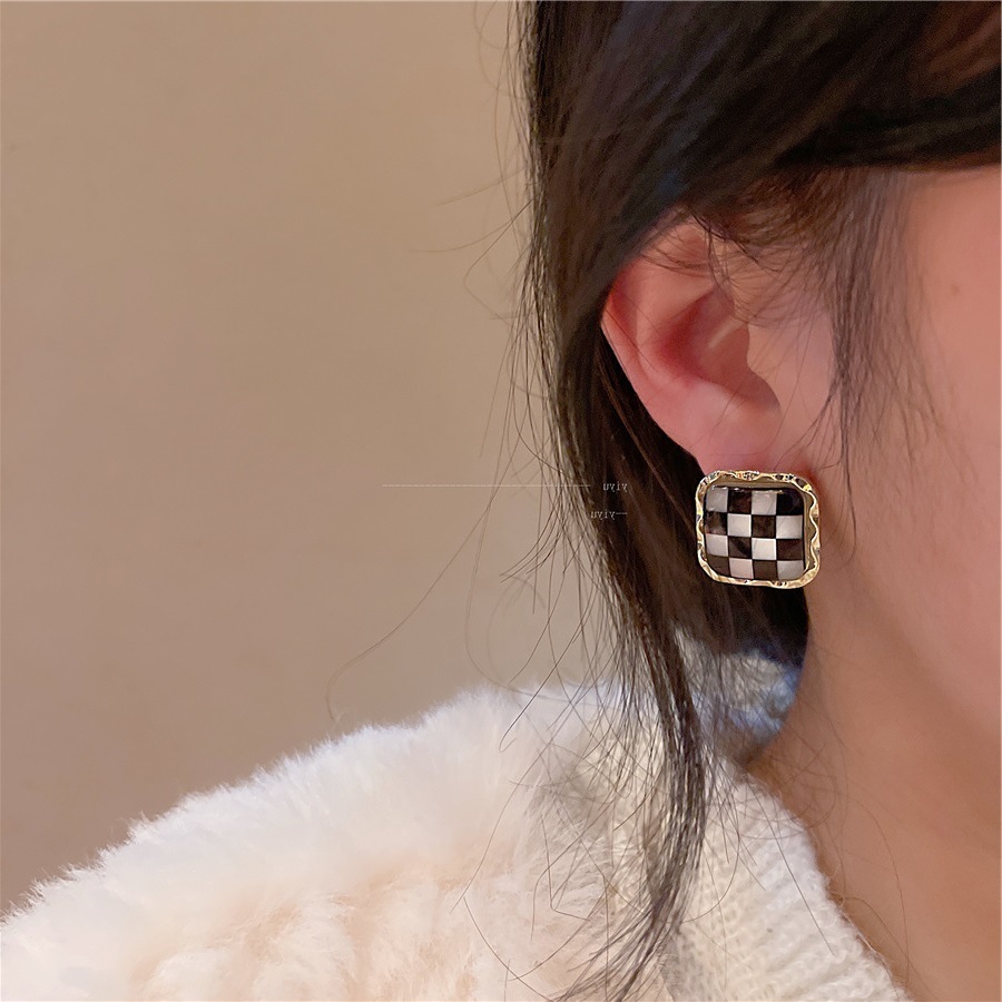 

Winter Diamond Black and White Checkered Square Earrings S925 Silver Needle Temperament Geometric Independent Packaging