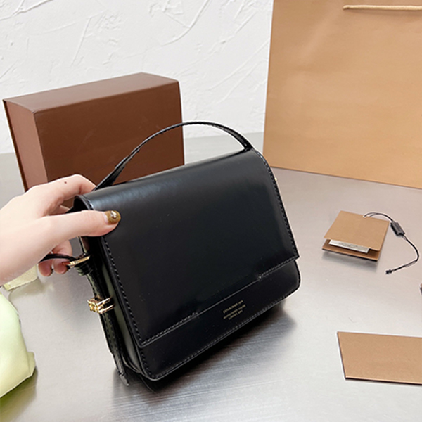 

Top quality Versatile Single Shoulder Bag black Classic New fashion letter commuter British messenger bags organ bag female simple b