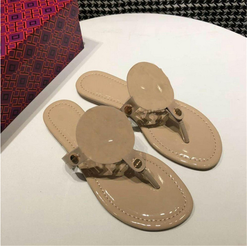 

2022 High quality designer 10 color hollow out flip flops suitable for wearing rubber sandals wear resistant slippers in summer indoo det