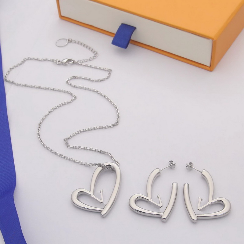 

Europe America Fashion Style Fall in Love Necklace Earrings Lady Women Three-colour Hardware Engraved Hollow Out V Initials Heart Charm Jewelry Sets M00465 M00463, No original box