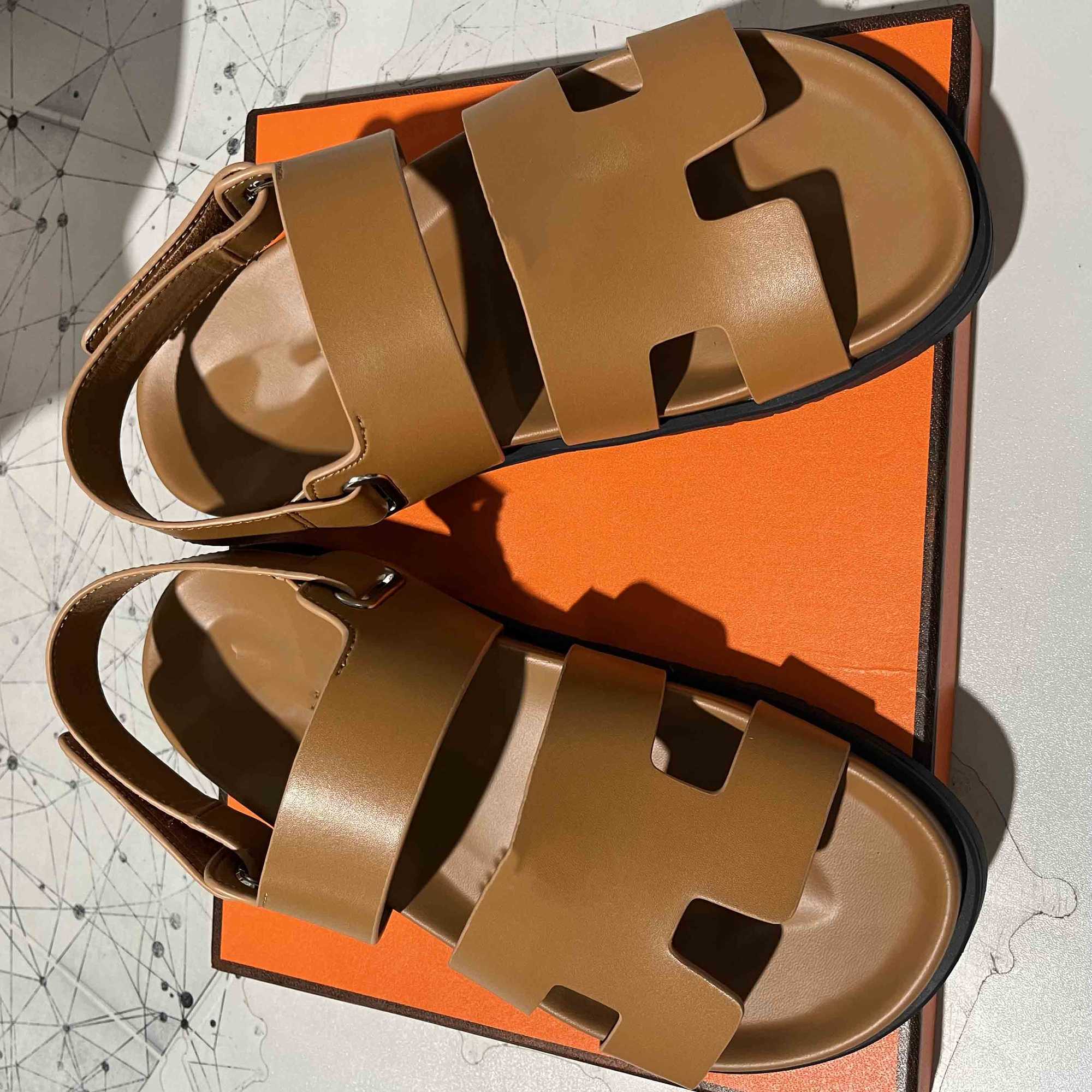 

2022 Chypre Sandals Women Men Flat Slippers Big Head Leather Hotel Shoes Classic Velcro Beach Shoes Brown Black White Top Quality With Box, Color1