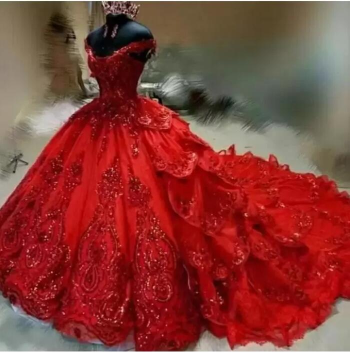 2022 Robes de quinceanera rouge scintillant sur l'épaule jupe à plusieurs niveaux Sweet 16 Robes Paillettes Applique Vestidos de 15 anos BC10340