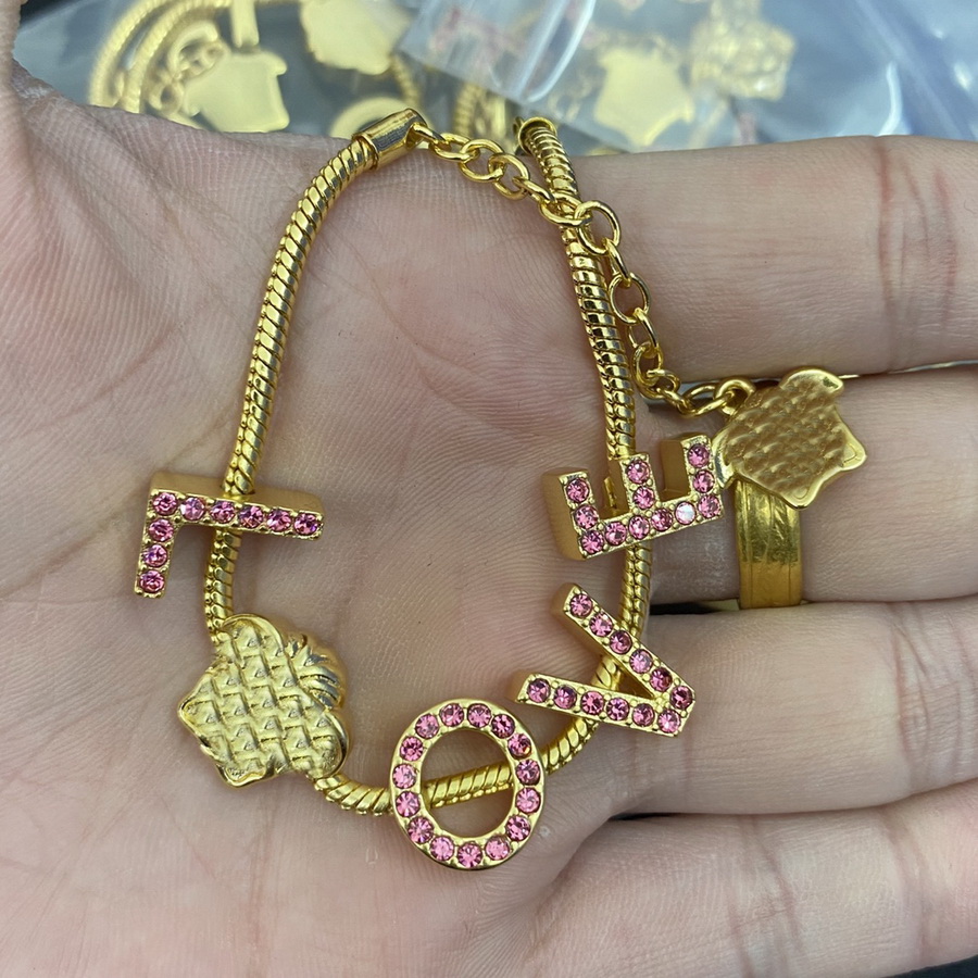 

Fashion new designed Pendants Cuba thick chain bracelet Banshee Medusa head portrait 18K gold plated women's ladies bangle Designer Jewelry B015