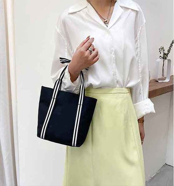 

Women Luxurys Designers Bags 2022 Family Classic Underarm Bag Crossbody Bag size 24*19*9, Black