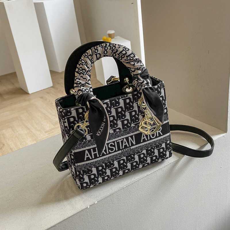 

Women Shoulder Bag Luxury Handbags 2022 New Womens Hand Embroidery Princess Net Red Fashion Trend Letter Messenger Bag, Boxes