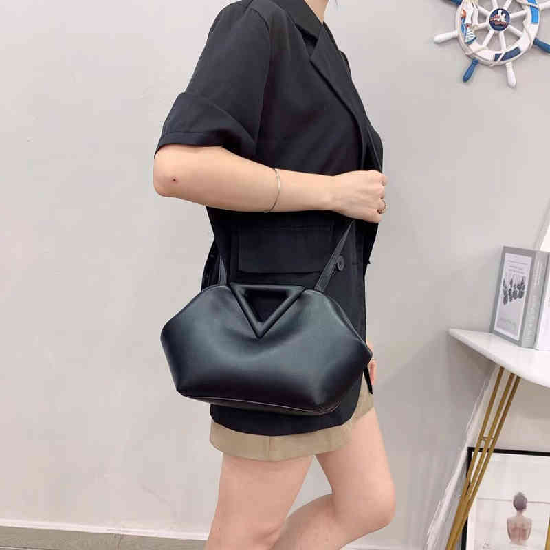 

Triangle Inverted Venetas Cloud Bottegas Bag Soft Leather Fold Small One Shoulder Messenger Portable Dumpling Female Candy ColorH 7411, Black