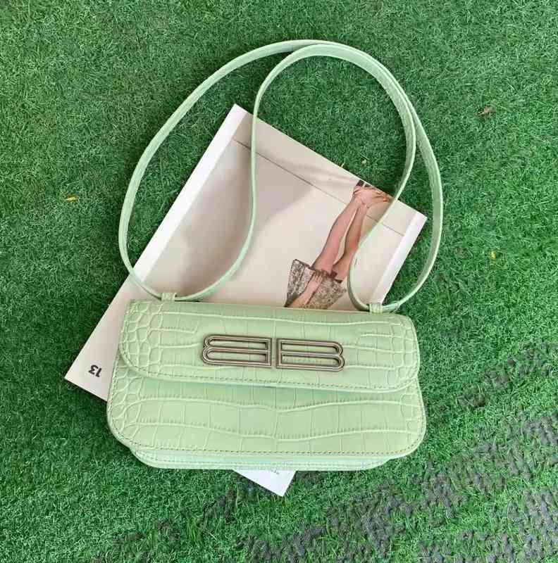 

Purses chain bag small square crocodile leather women's sling Shoulder Messenger Bag 202 new and Handbags, Black trumpet