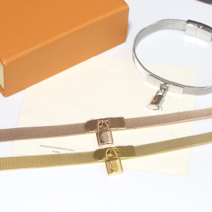 

Luxury Charm Cuff Bracelet Stainless Steel Buckle Men Women Fashions Wedding Lucky Golds V Letter Lock Bracelet Jewelry No Box