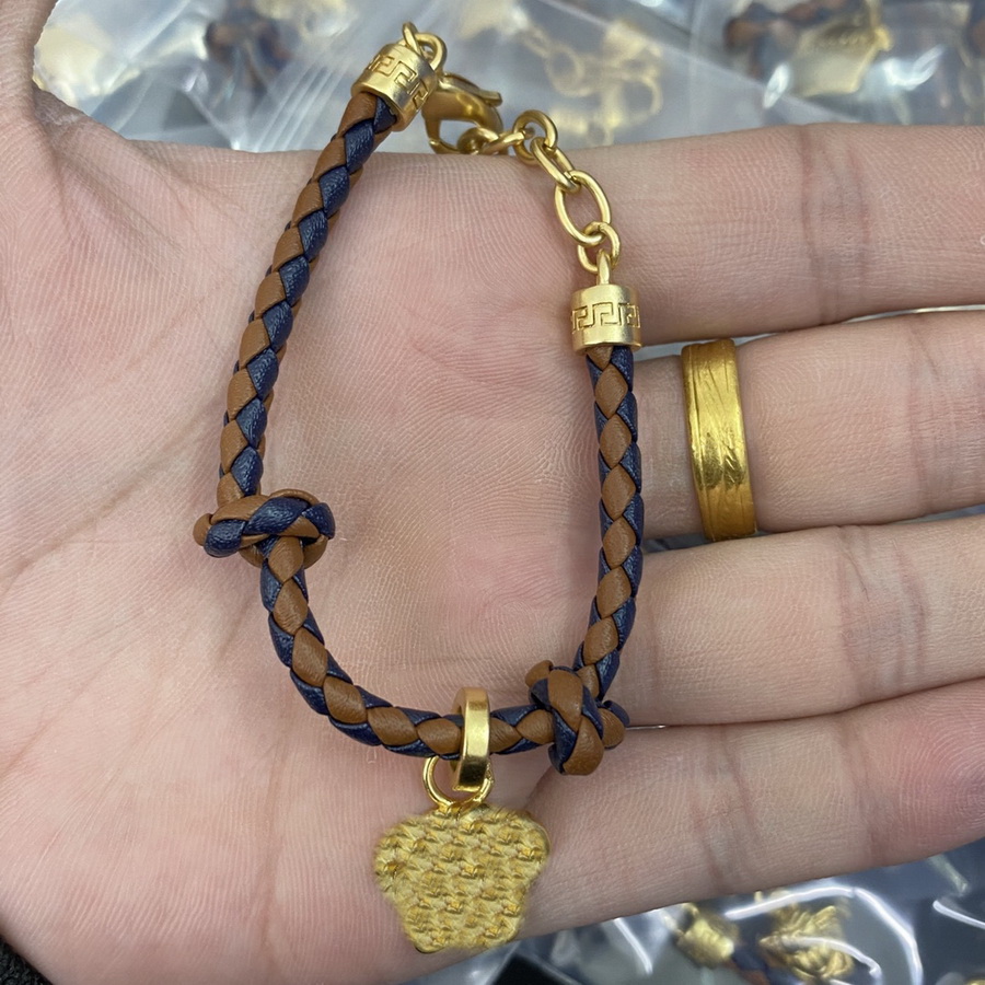 

Fashion new designed chain bracelet sea travel holiday style starfish Banshee Medusa head portrait 18K gold plated women's ladies bracelet Designer Jewelry B006