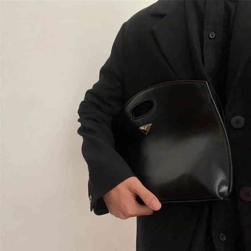 

Purses Outlet Advanced hand dinner solid soft leather triangle portable women's bag, Black