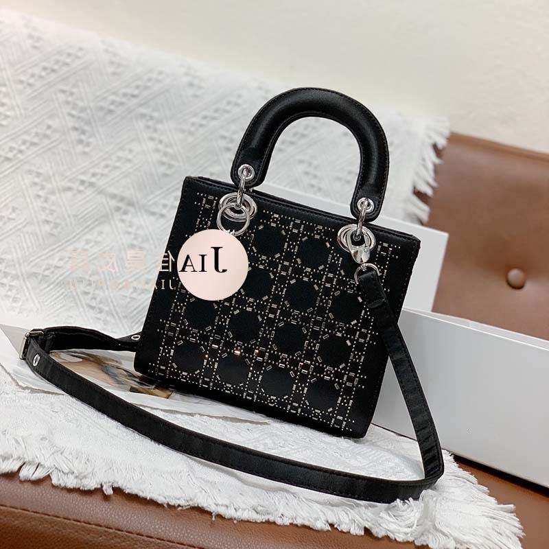 Designer Bags Hot Diamond Silk Satin Female 2022 New Rhinestone Princess of the Year 100 Hand Lift Messenger Net Red Star