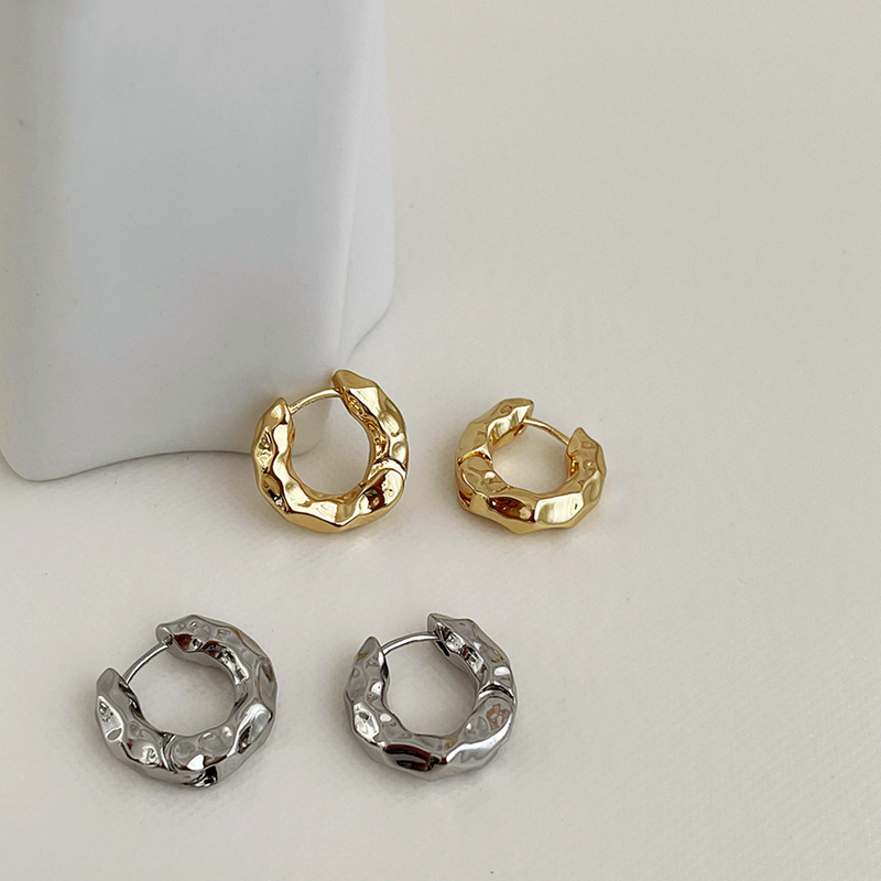 

Trendy Retro Geometric Twist Metal Ear Buckle Wave Hoop Earring Minimalist Chic Huggie Earrings For Women Girl Party Jewelry 220716