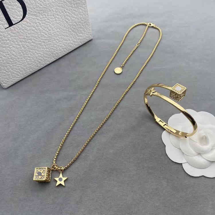 d Family New Suit Dice Element Letter Square Clavicle Chain 2022 Tide Brand Fashion Design Necklace Bracelet Ring Stud Earrings
