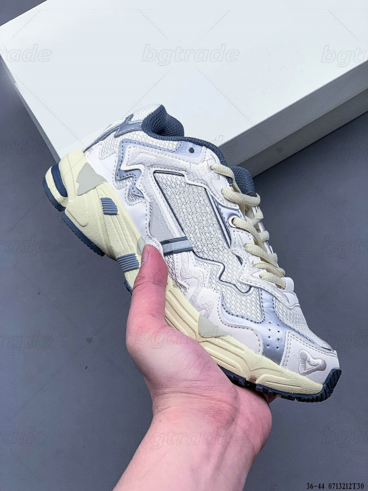 

2022 Luxury Fashion Bad Bunny Mens Running Shoes Low Platform GY0101 GY0102 Sneakers Ladies Response Cream White Yellow Sports Shoe