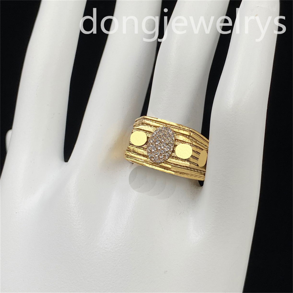 

Design Jewelry Fashion Versatile Couple Love Ring Women Ancient Gold Wedding Rings Friendship Angel Wings Ladies Dongjewelrys Chunky Exaggerated