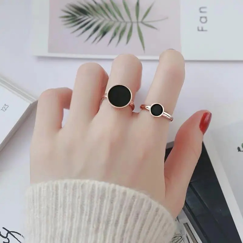 

Cincin Titanium Asli Premium Lapis Emas Bentuk Bulat Bahan Warna Hitam round black shell glossy titanium steel ring rose gold does not fade index finger simple ring