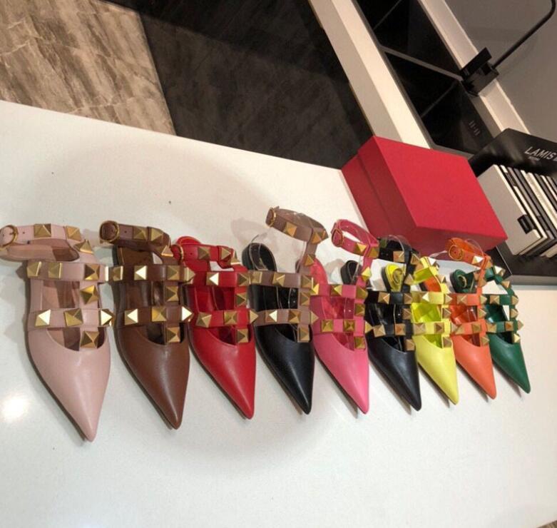 2022 Nouvelle bouche peu profonde pointue baotou à courroie plate boucle boucle de bonbon couleur rivet arrière sandales vides chaussures en cuir