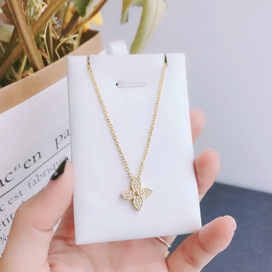 Designer gold necklaces fashion luxury pendant necklace for woman classic flowers diamond pendants jewelry women 18k gold plated titanium wedding-image-776624150