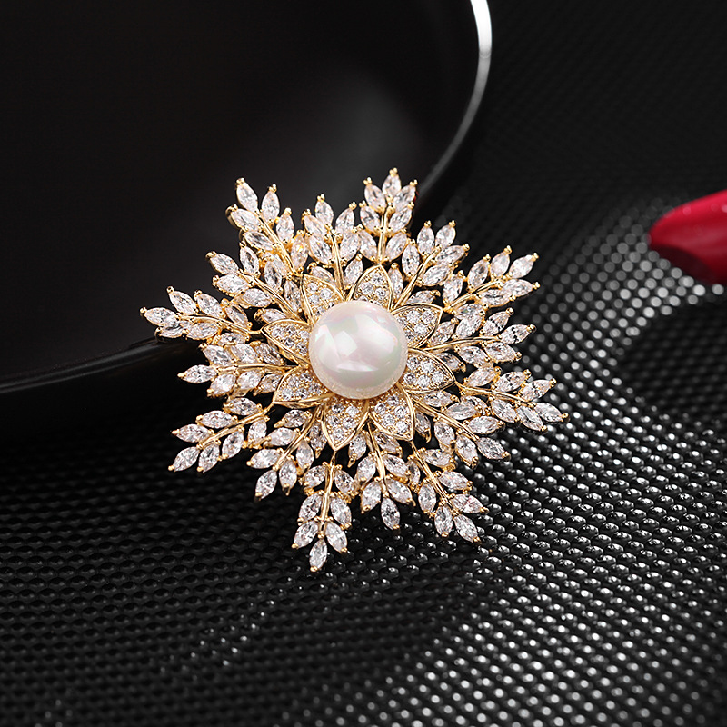 

Designer Women Pearl Brooch Snowflake Suit Brooches for Woman Zircon Lady Flower Pins Vintage Elegant Luxury Bride Dress Pins Flowers Top Pin Fashion