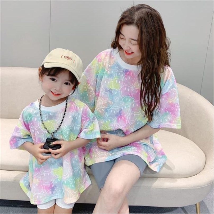 Tshirt de mode Mère fille pour les vêtements de famille maman et moi Tiedye Smiley Print Shirts Tops 220531