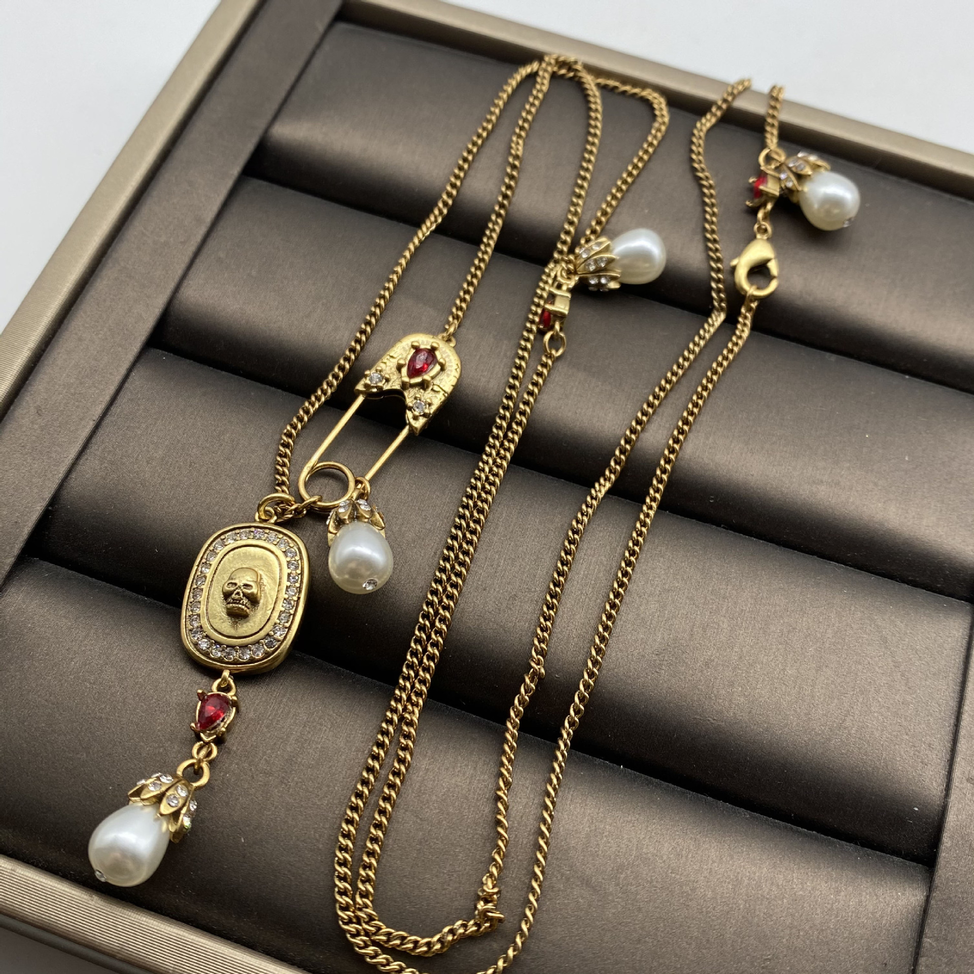 

New designed Skulls hanging cards pendants women's Necklace ladies Vintage Brass Pearly Necklaces Designer Jewelry 031